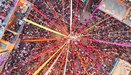 बरसाना में लट्ठमार होली का अद्भुत नजारा, हुरियारों-हुरियारिनों ने लिया राधा-कृष्ण स्वरूप