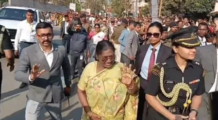 जमशेदपुरः राष्ट्रपति द्रौपदी मुर्मु ने बीच सड़क पर रुकवाया काफिला, बच्चों को दी चॉकलेट