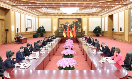 ली छ्यांग ने जर्मन चांसलर के साथ वार्ता की