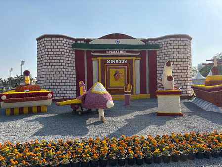 ग्रेटर नोएडा  ऑपरेशन सिंदूर की प्रेरणा से महकी पुष्प प्रदर्शनी, बेंगलुरु से मंगाए गए खास फूल, 700 किलो शिमला मिर्च से बनी आकृति