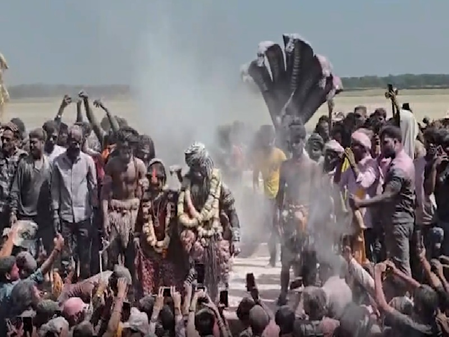 रंगभरी एकादशी काशी में उड़े अबीर-गुलाल, डमरू की गूंज के बीच खेली गई मसान होली रंगभरी एकादशी काशी में उड़े अबीर-गुलाल, डमरू की गूंज के बीच खेली गई मसान होली