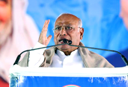 एलपीजी सिलेंडर की कीमत बढ़ने पर कांग्रेस का हमला, खड़गे बोले- पर्याप्त तेल-गैस मुहैया कराने में सरकार लाचार