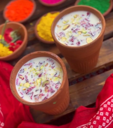 होली 2026  कोल्ड ड्रिंक्स नहीं रंगों के त्योहार पर ट्राई करें ठंडई, घर पर ऐसे करें तैयार