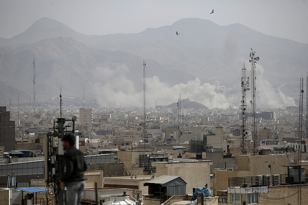 मध्य-पूर्व में बढ़ा तनावः अमेरिका एवं इजरायल ने संयुक्त हमले किए, ईरान ने दी विनाशकारी जवाबी कार्रवाई की धमकी मध्य-पूर्व में बढ़ा तनावः अमेरिका एवं इजरायल ने संयुक्त हमले किए, ईरान ने दी विनाशकारी जवाबी कार्रवाई की धमकी