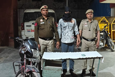 दिल्ली गोकलपुरी पुलिस ने स्नैचिंग के मामले का किया खुलासा, दो बदमाशों को पकड़ा