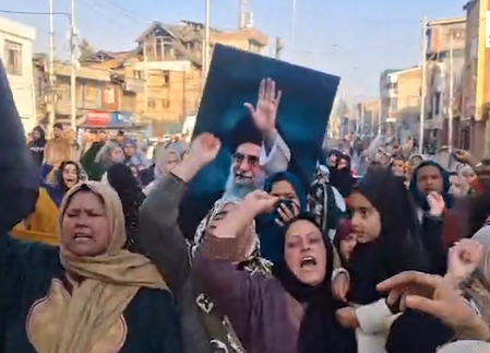 खामेनेई की मौत पर बवाल: श्रीनगर समेत कश्मीर में सड़कों पर उतरे लोग, US-इजरायल विरोधी प्रदर्शनों से थमी रफ्तार