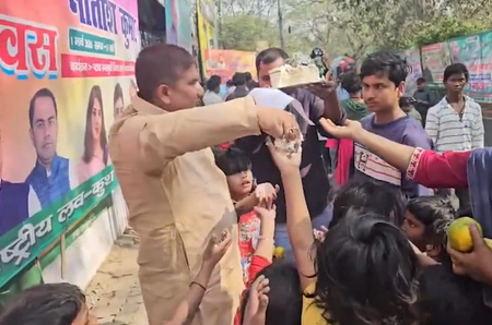 नीतीश कुमार के जन्मदिन पर जदयू कार्यालय के बाहर कटा केक, बांटी गई मिठाई