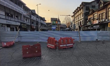 खामेनेई की मौत के बाद जम्मू-कश्मीर में पुलिस-प्रसाशन अलर्ट पर, श्रीनगर में मोबाइल-इंटरनेट सेवाएं बंद