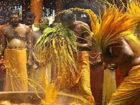 केरल की 'मंजल कुली': जहां रंगों से नहीं, हल्दी के पवित्र जल से मिटाते हैं जीवन की नकारात्मकता