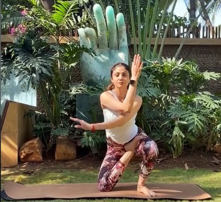 Shilpa Shetty says ‘If one can hold the Vatayansana pose, then can definitely handle Monday’ Shilpa Shetty says ‘If one can hold the Vatayansana pose, then can definitely handle Monday’