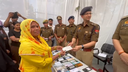 नोएडा: पुलिस की बड़ी कामयाबी, 111 खोए स्मार्टफोन मालिकों को लौटाए