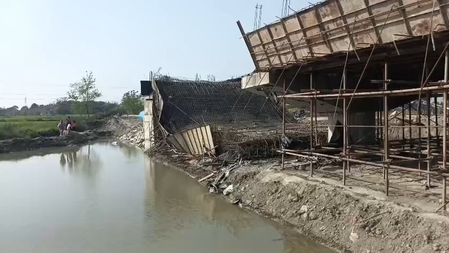 बिहार गोपालगंज में घोघरी नदी पर निर्माणाधीन पुल गिरा, तीन अभियंता निलंबित