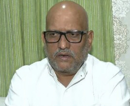 खामेनेई को श्रद्धांजलि देने पुराने लखनऊ पहुंचे अजय राय, केंद्र की चुप्पी पर उठाए सवाल खामेनेई को श्रद्धांजलि देने पुराने लखनऊ पहुंचे अजय राय, केंद्र की चुप्पी पर उठाए सवाल