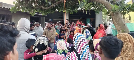 झारखंड : दुमका में घर के आंगन में पेड़ से लटका मिला युवक का शव, हत्या की आशंका