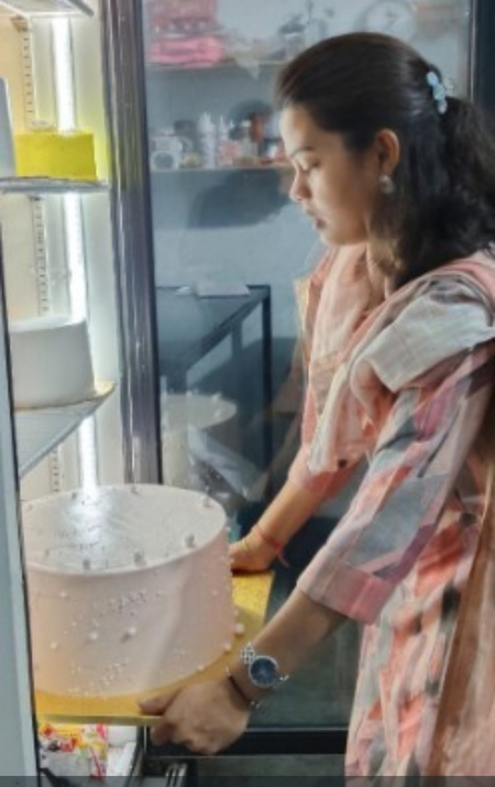 मुद्रा योजना से मिली उड़ान रायबरेली की मनीषा बनीं सफल चॉकलेट उद्यमी, पांच लोगों को दिया रोजगार