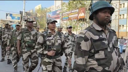 होली के मद्देनजर रांची में पुलिस-प्रशासन का फ्लैग मार्च, एसडीओ बोले- गड़बड़ी करने वालों से सख्ती से निपटेंगे होली के मद्देनजर रांची में पुलिस-प्रशासन का फ्लैग मार्च, एसडीओ बोले- गड़बड़ी करने वालों से सख्ती से निपटेंगे