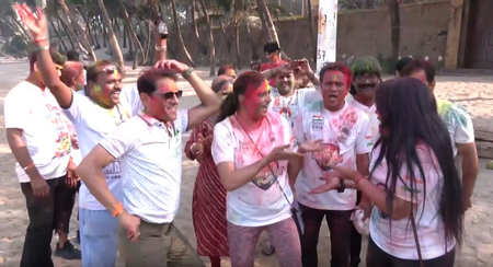 होली में क्यों पहने जाते हैं सफेद कपड़े? जानिए इसके पीछे छिपी खास वजह और मान्यता