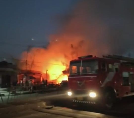 झारखंड के बोकारो में सिलेंडर धमाकों का कहर, भीषण आग से कई दुकानें राख, दो लोग झुलसे