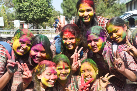 मध्य प्रदेश में होली का खुमार! सीएम मोहन यादव ने आवास पर खेली फूलों की होली, हर तरफ उड़े रंग-गुलाल