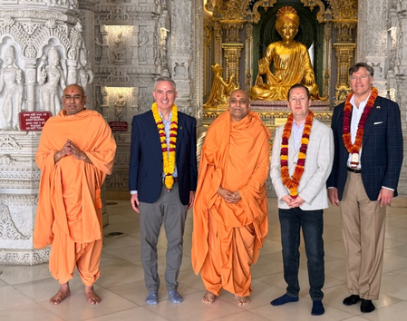 अमेरिकी राजदूत सर्जियो गोर ने स्वामीनारायण अक्षरधाम मंदिर में किए दर्शन, होली की दीं शुभकामनाएं अमेरिकी राजदूत सर्जियो गोर ने स्वामीनारायण अक्षरधाम मंदिर में किए दर्शन, होली की दीं शुभकामनाएं