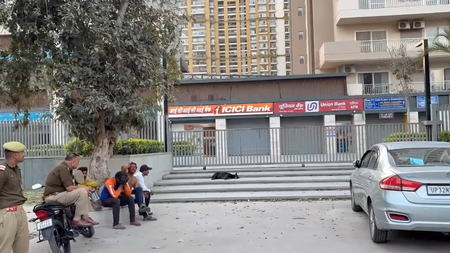 नोएडा की आईवी काउंटी सोसाइटी में युवक की गोली मारकर हत्या, अवैध संबंधों के विवाद में वारदात