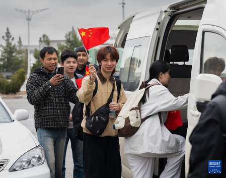 ईरान से निकाले गए 25 चीनी नागरिक तुर्कमेनिस्तान होते हुए अपने घर के लिए रवाना हुए ईरान से निकाले गए 25 चीनी नागरिक तुर्कमेनिस्तान होते हुए अपने घर के लिए रवाना हुए