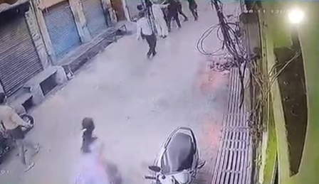 ग्रेटर नोएडा छत पर पत्थर फेंकने का विरोध करने पर व्यापारी और परिवार से मारपीट, तीन पर मुकदमा दर्ज