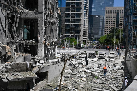 कतर में फंसे भारतीयों के लिए दूतावास की एडवाइजरी, जरूरी होने पर ही बाहर निकलें