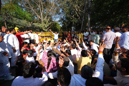 विधानसभा में प्रवेश से रोकने पर ‘आप’ का प्रदर्शन, सरकार पर तानाशाही का लगाया आरोप