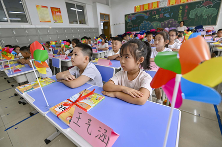 विश्व के सबसे बड़े और उच्च गुणवत्ता वाले शिक्षा कार्यक्रम की मेजबानी करता चीन