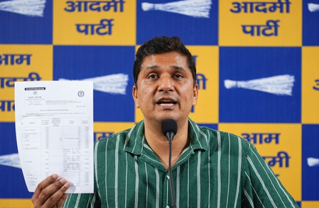 दिल्ली में 2500 रुपए की ‘मोदी गारंटी’ पर सियासत तेज, आप ने उठाए सवाल