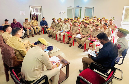 एसएसपी जोगिंदर सिंह ने दोमाना-अखनूर पुलिस अधिकारियों से मीटिंग की सतर्कता, पेट्रोलिंग और सरप्राइज नाकों पर जोर