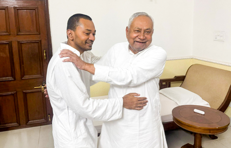 बिहार  निशांत की उम्र को लेकर सियासी बयानबाजी, नीतीश कुमार के मंत्री ने बताई सही जन्मतिथि