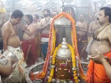 माथे पर बेलपत्र और चंद्र लगाए बाबा महाकाल का अद्भुत शृंगार, रंग पंचमी पर अर्पित किया गया फूलों से बना रंग