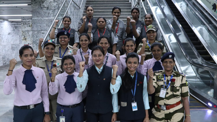 अंतरराष्ट्रीय महिला दिवस पर महिला कर्मियों ने एक्वा लाइन के रूट पर दौड़ाई मेट्रो