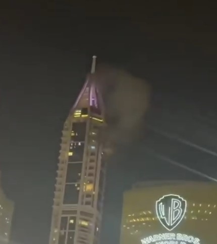 यूएई एयर डिफेंस ने ईरानी मिसाइलों को रोका, दुबई मरीना में टावर पर गिरा मलबा यूएई एयर डिफेंस ने ईरानी मिसाइलों को रोका, दुबई मरीना में टावर पर गिरा मलबा