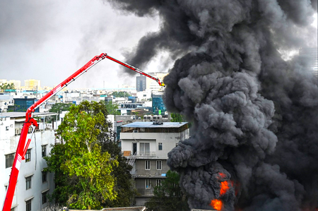 मुंबई  टी20 वर्ल्ड कप जीत के जश्न के दौरान रॉकेट से लगी आग, बांद्रा के अपार्टमेंट में मची अफरा-तफरी