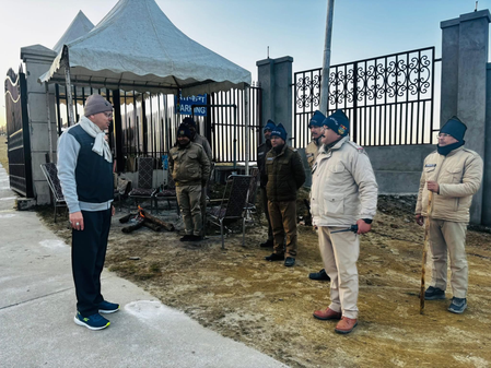 गैरसैंण में बजट सत्र से पहले मुख्यमंत्री धामी ने पुलिस और सफाई कर्मियों से की मुलाकात