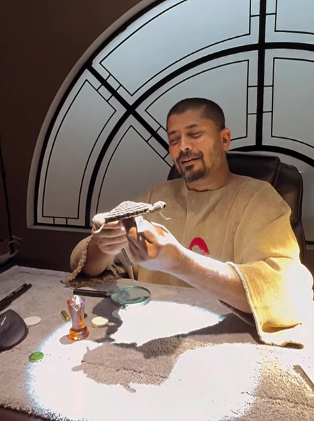 वाजिद खान की अनोखी दुनिया, जहां न ब्रश, न पेंट, पोर्ट्रेट पर हथौड़े और कीलों से रची जाती है एक नई कहानी