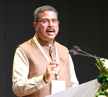 लोकसभा स्पीकर के खिलाफ अविश्वास प्रस्ताव पर भड़के धर्मेंद्र प्रधान, बोले–कांग्रेस संसद की मर्यादा को चुनौती दे रही