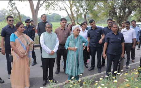 राज्यपाल आनंदीबेन पटेल मथुरा में छात्रों की रचनात्मकता से मंत्रमुग्ध, वॉल पेंटिंग्स में दिखे सामाजिक सरोकार और कृष्ण प्रेम
