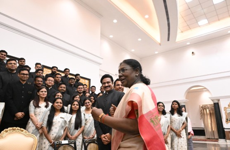 आईआरएस के 79वें बैच के ऑफिसर ट्रेनी ने राष्ट्रपति मुर्मू से की मुलाकात, राष्ट्रपति ने जिम्मेदार निर्णयों पर दिया मार्गदर्शन