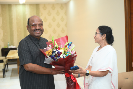 पांच दिन का धरना समाप्त होते ही ममता बनर्जी ने पूर्व राज्यपाल सी.वी. आनंद बोस से की भेंट, भविष्य के लिए दीं शुभकामनाएं