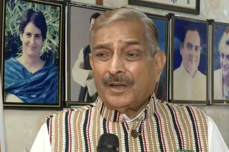 मुख्य चुनाव आयुक्त ने अपने पद की गरिमा को ठेस पहुंचाया: प्रमोद तिवारी