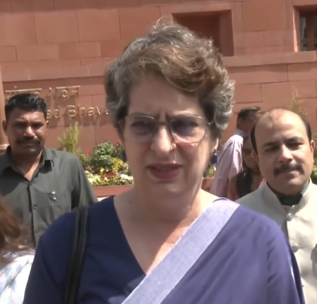 महंगाई, एलपीजी संकट और टेलीकॉम नियमों पर संसद में विपक्ष का हंगामा, सरकार से मांगा जवाब