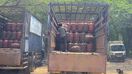 नोएडा में गैस सिलेंडर की कमी की अफवाह से हड़कंप, डीएम ने बुलाया बैठक