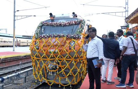 पीएम मोदी ने पोदनूर-धनबाद अमृत भारत एक्सप्रेस को दिखाई हरी झंडी, डीआरएम ने बताईं खूबियां