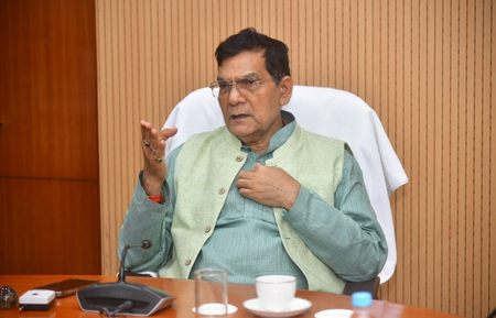 सोलर परियोजनाओं में तेजी लाएगा यूपी, नवीकरणीय ऊर्जा में नंबर-1 बनने की दिशा में बढ़ रहा प्रदेश एके शर्मा