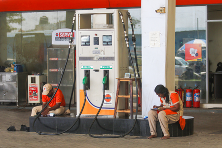 बिहार गोपालगंज में कालाबाजारी रोकने के लिए डीएम का पेट्रोल पंपों को सख्त निर्देश, बोतल में नहीं दें तेल