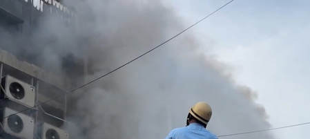 नोएडा की फैक्ट्री में लगी भीषण आग, अंदर फंसे मजदूरों को दमकल कर्मियों ने सुरक्षित निकाला